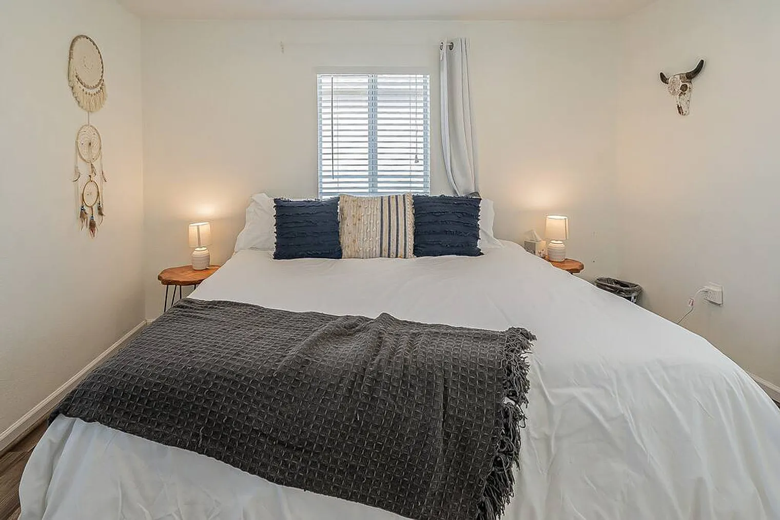 2 bed, 1.0 bath, 1991 sqft, $2,208 — Photo 3