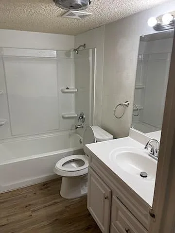 2 bed, 1000 sqft, $975 — Photo 2