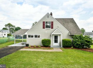 12 Arch Ln, Levittown, PA 19055
