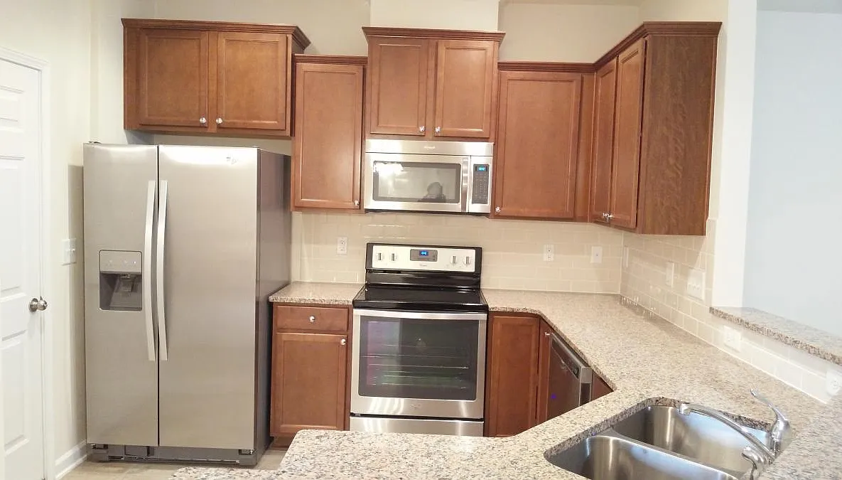 3 bed, 2.5 bath, 1560 sqft, $1,950 — Photo 3