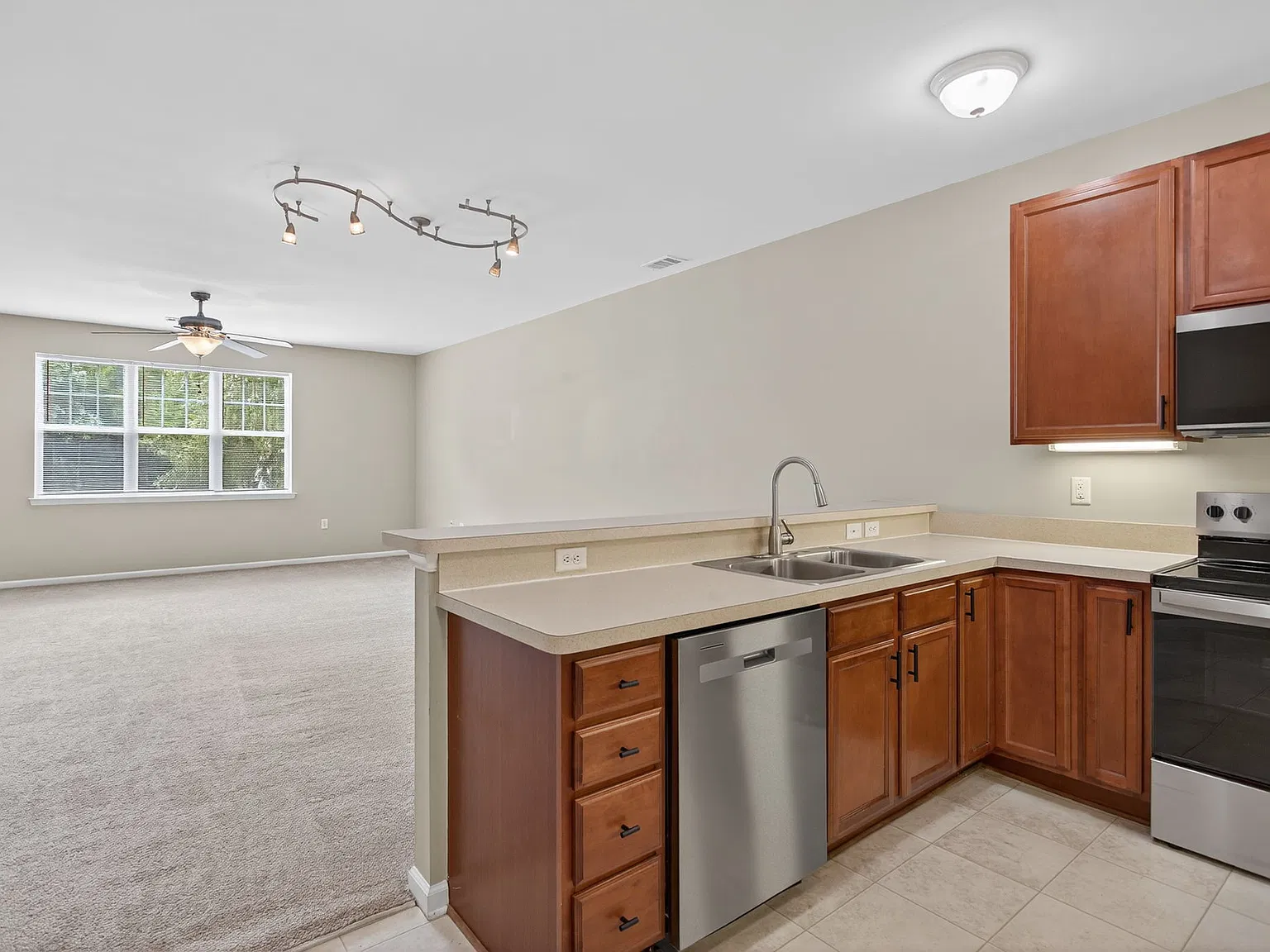 2 bed, 1367 sqft, $1,925 — Photo 4