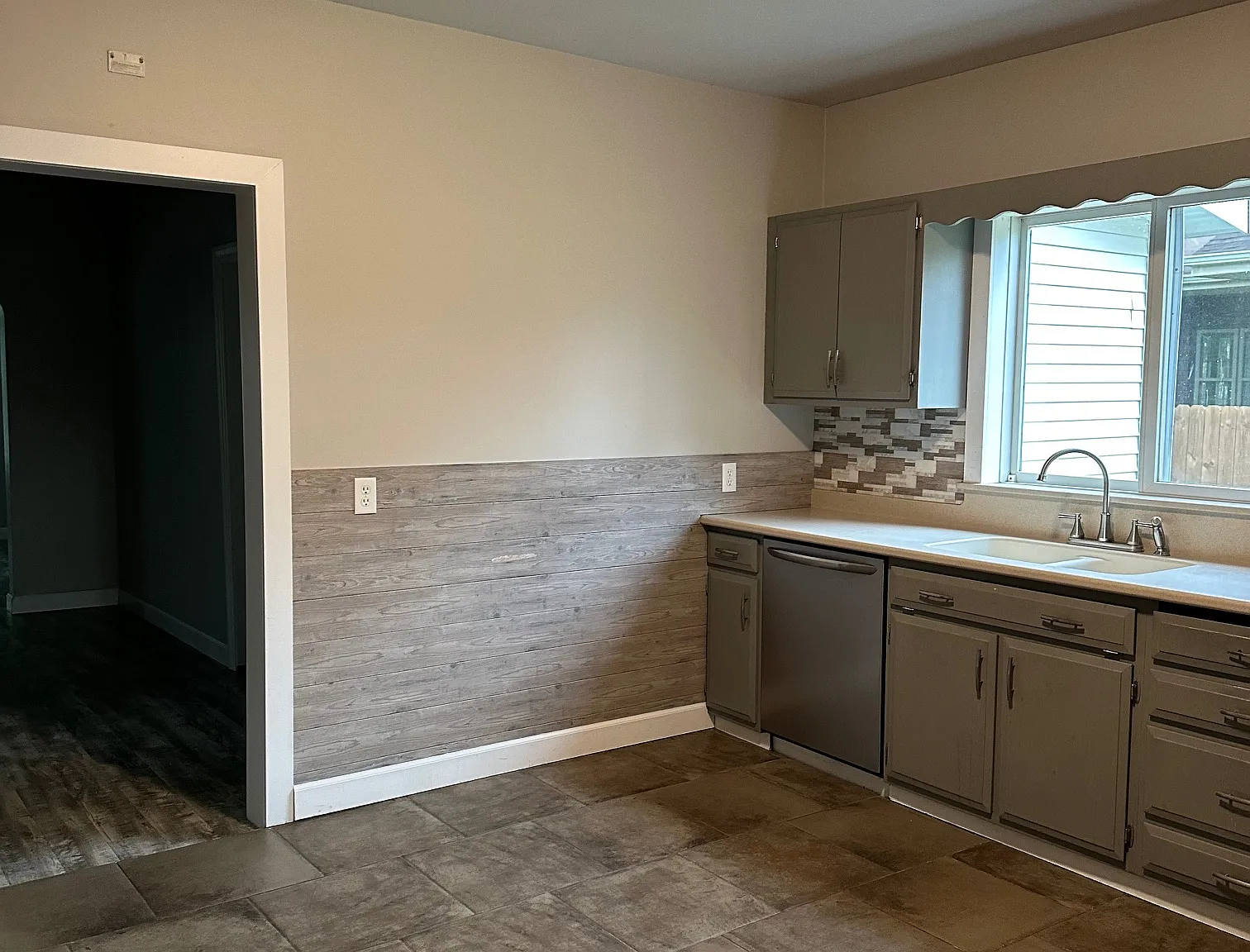 5 bed, $3,195 — Photo 4