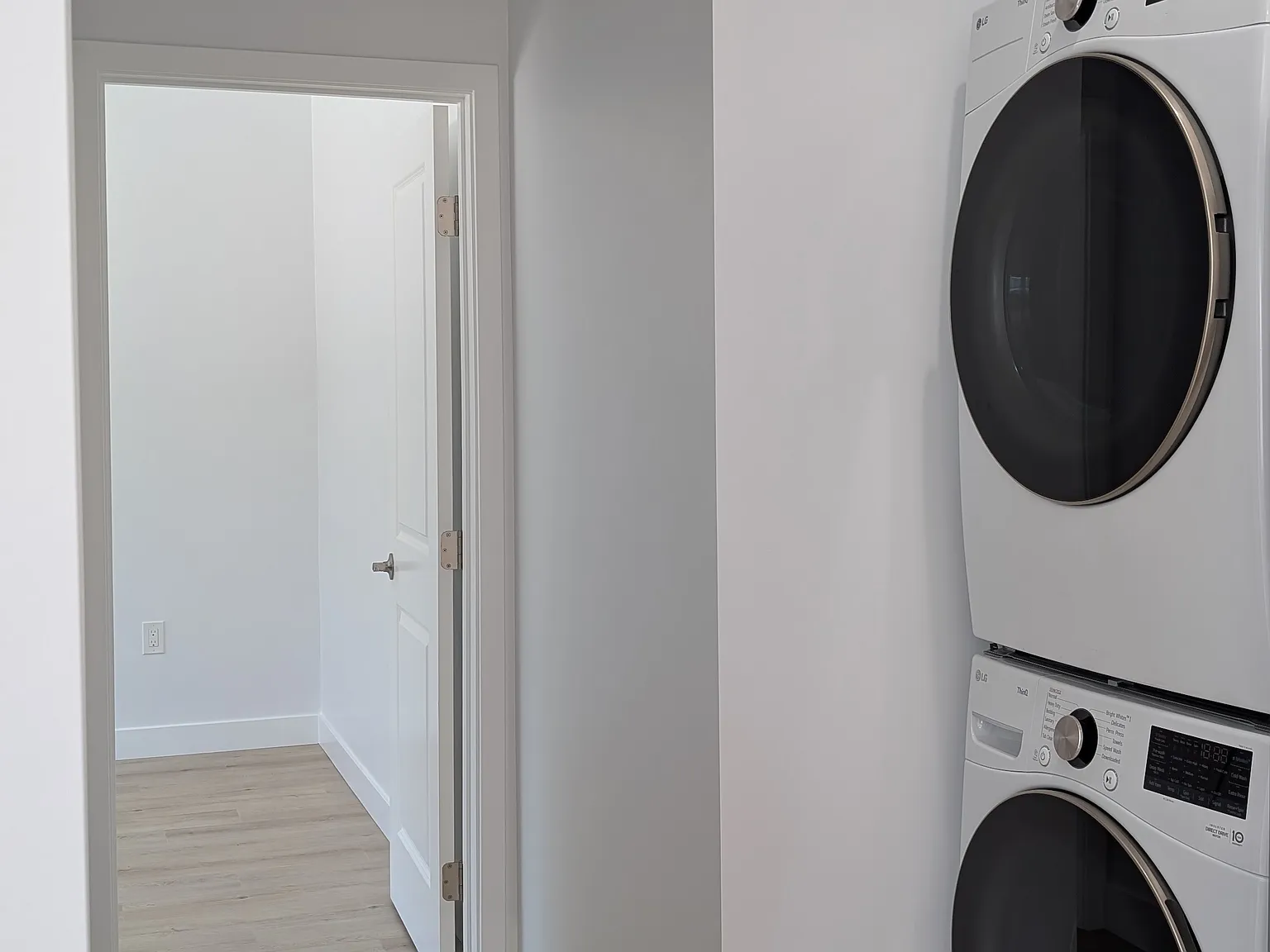 2 bed, 747 sqft, $2,700 — Photo 3