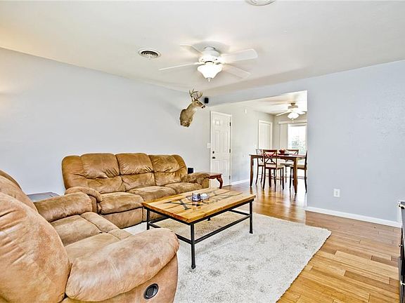 5th image of 820 W Bel Air Dr