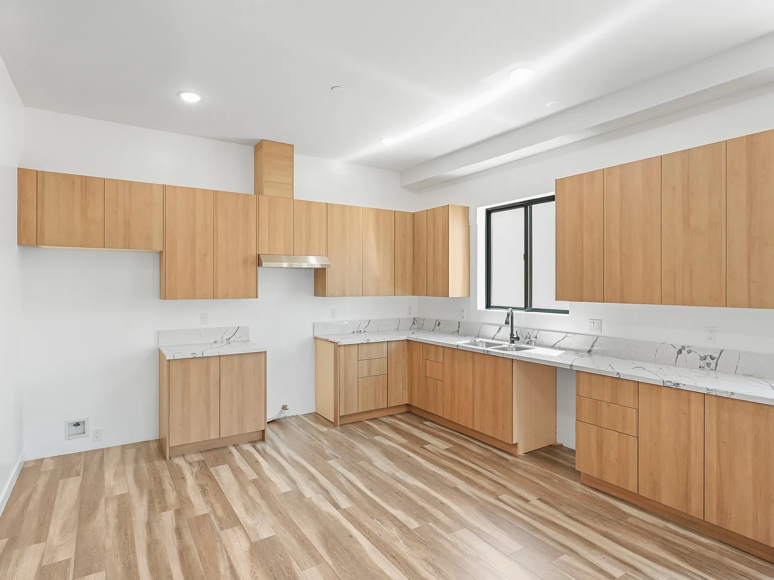 3 bed, 1360 sqft, $3,950 — Photo 2