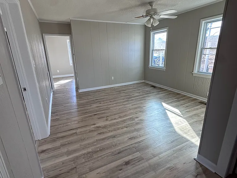 1080 Grace Ave — Photo 3
