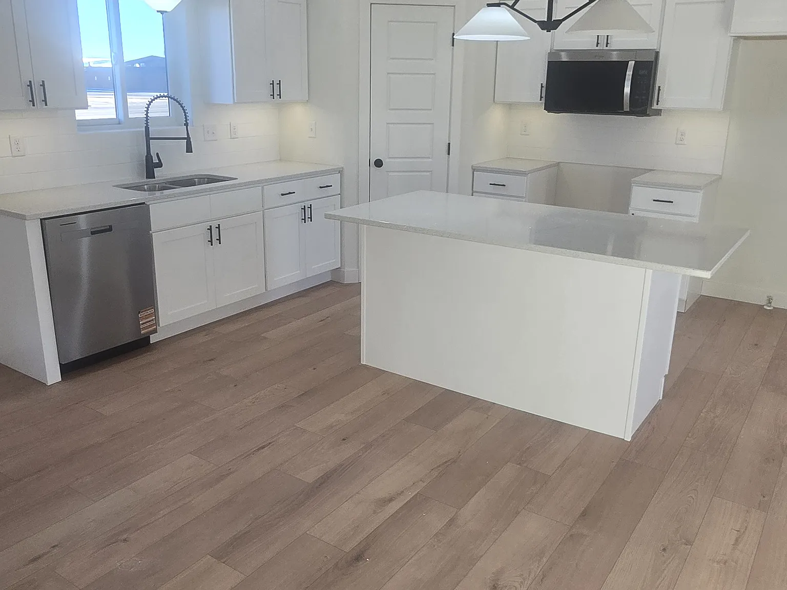 652 Eagle Ct — Photo 3