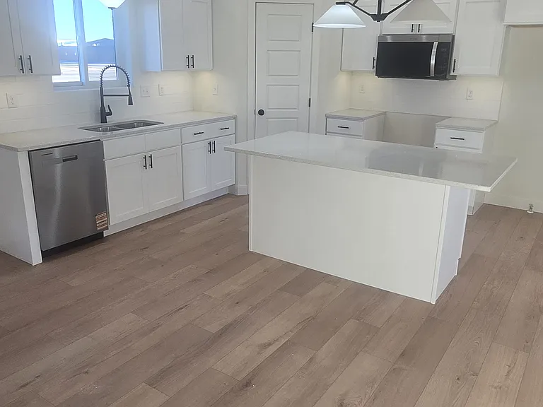 652 Eagle Ct — Photo 3