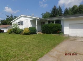 14 Manor Ln, Middleport, NY 14105