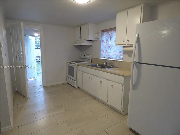 1135 E Voorhis Ave — Photo 4