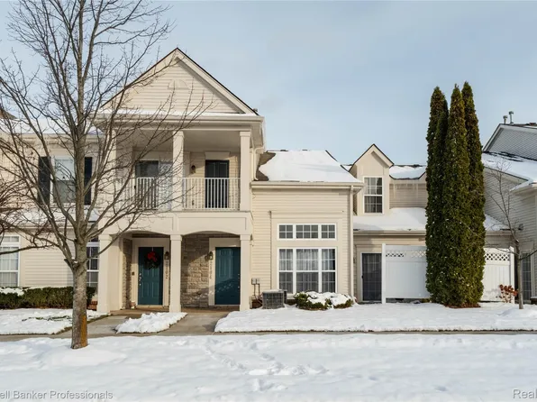 2104 Trailway Ct, Walled Lake, MI 48390