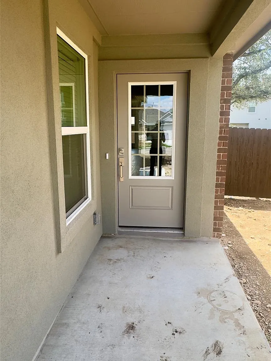 4 bed, 2.0 bath, 2071 sqft, $2,300 — Photo 3