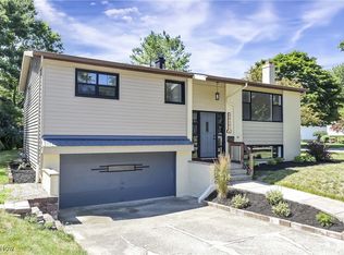 25171 Antler Dr, North Olmsted, OH 44070
