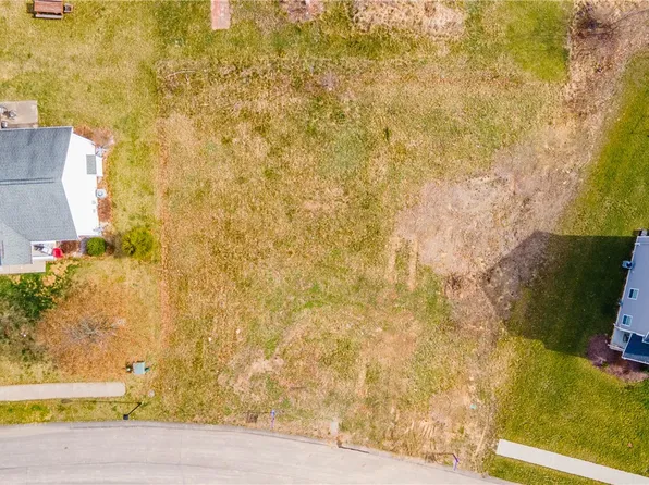 211 Lochinver Dr, Coraopolis, PA 15108