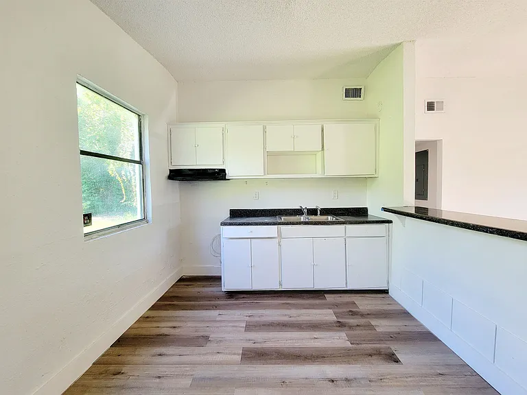 906 N Veterans Dr — Photo 6