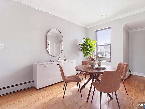 4th image of 133 Grand St #401