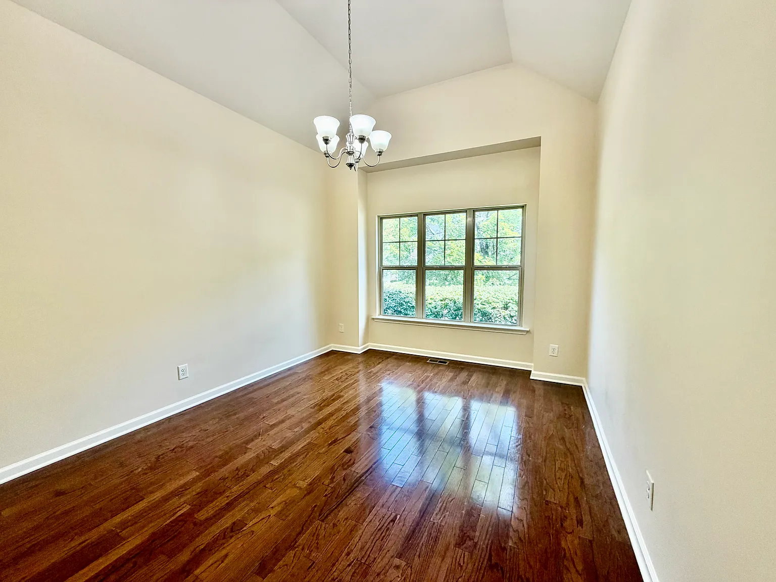 4 bed, 2282 sqft, $2,150 — Photo 3