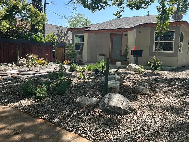261 N Oak Ave — Photo 16