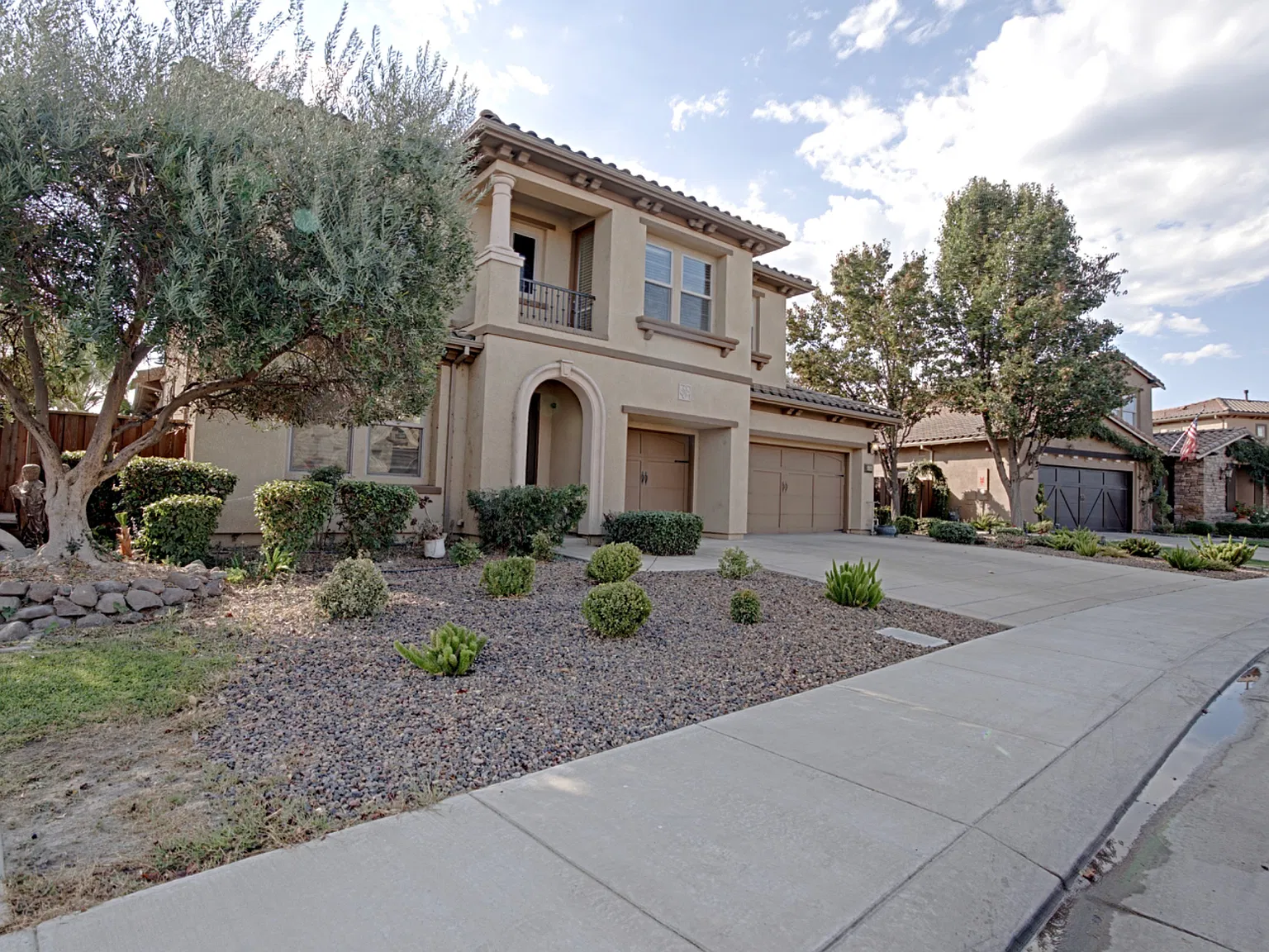 4 bed, 3.5 bath, 3284 sqft, $4,200 — Photo 2