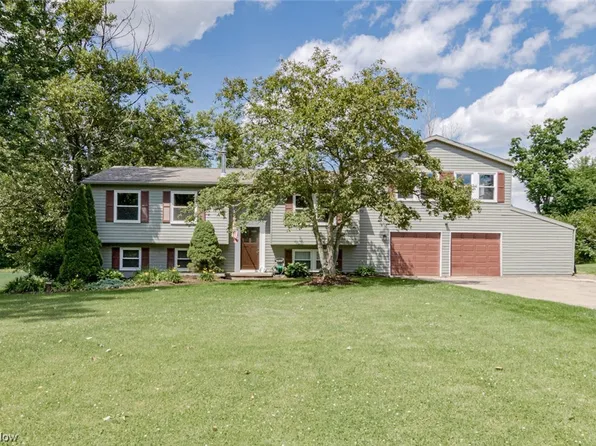 17555 Indian Hills Dr, Chagrin Falls, OH 44023