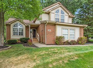 130 Lakeshore Pointe Dr, Howell, MI 48843