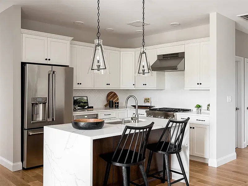1 bed, 1.0 bath, 1077 sqft, $1,920 — Photo 2