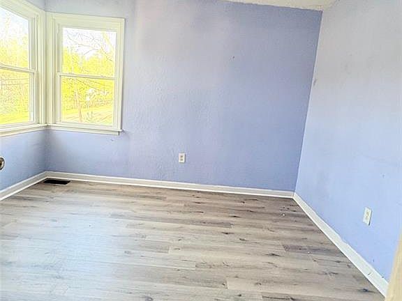 5th image of 604 E Main St