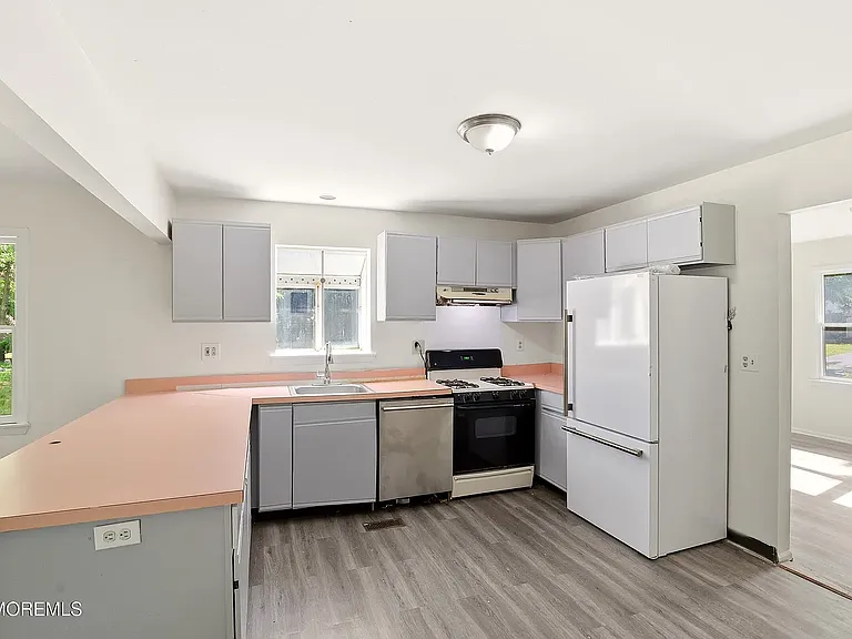 1305 Marshall St — Photo 2