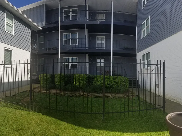Avondale III Apartments — Photo 14