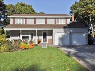 15 Liso Dr, Mount Sinai, NY 11766