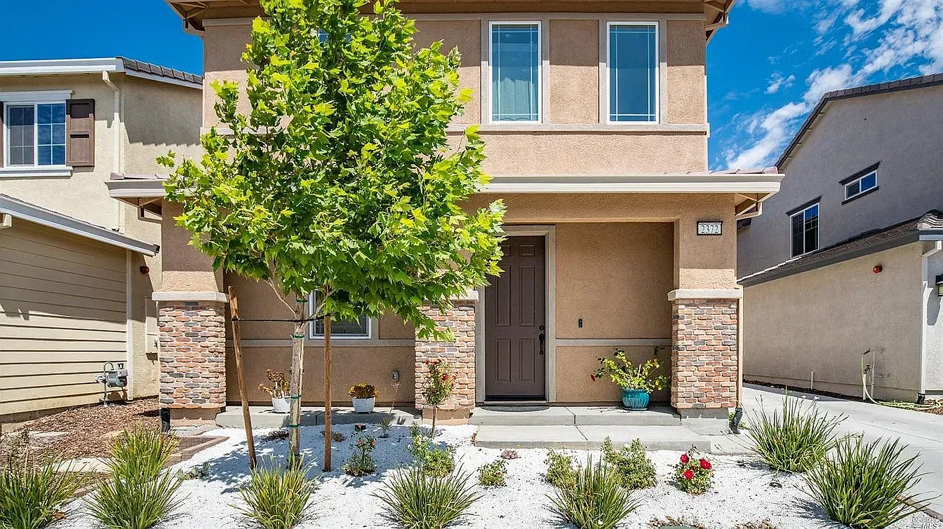 4 bed, 2214 sqft, $3,599 — Photo 2