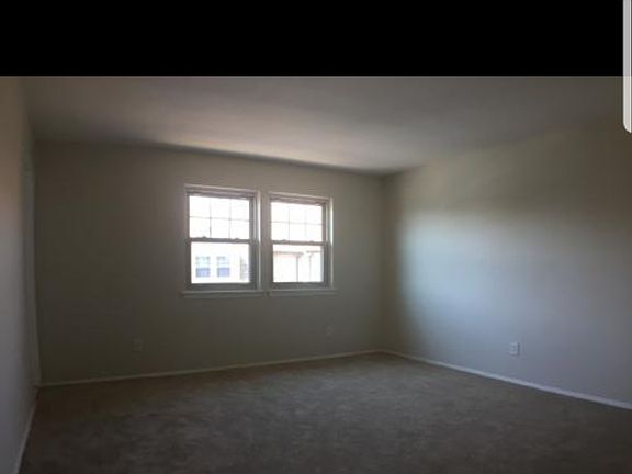 5th image of 322 Peninsula Blvd APT B