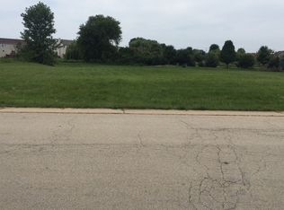 215 Saratoga Ln, Poplar Grove, IL 61065