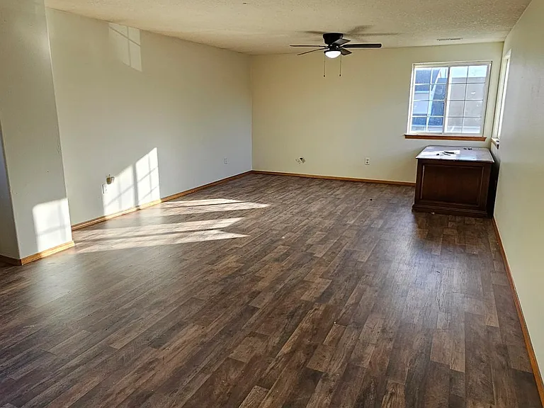 Upstairs huge bedroom (3)