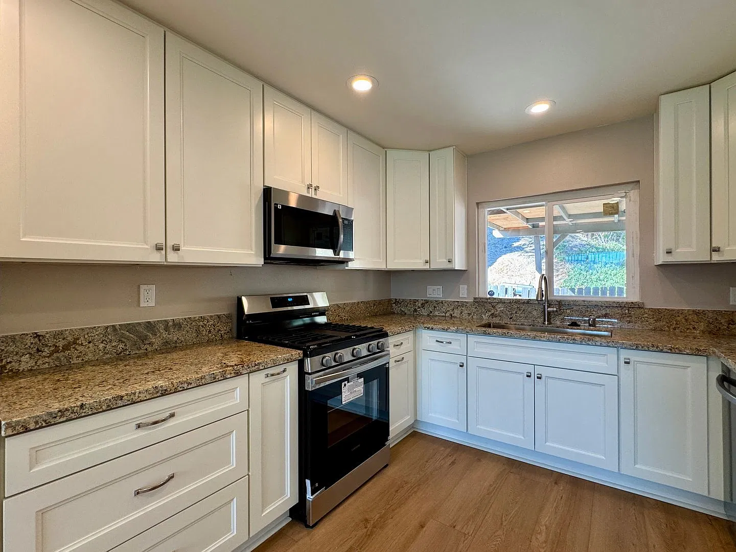 Upgraded 4 Bedroom 2 Bath House with Central A/C, Large Back Yard — Photo 4
