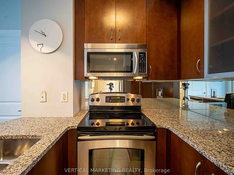 18 Yorkville Ave #1707 — Photo 10