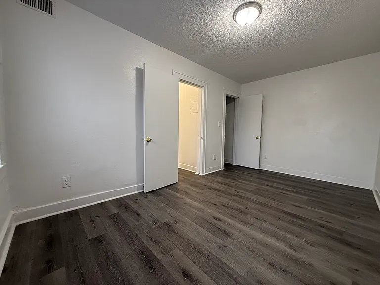 Stonewall Court Apts — Photo 10
