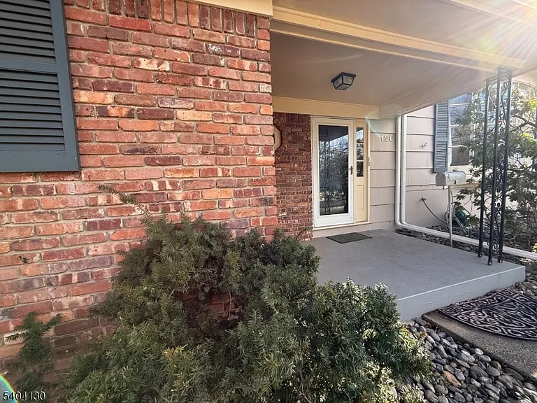 126 Sagamore Dr — Photo 2