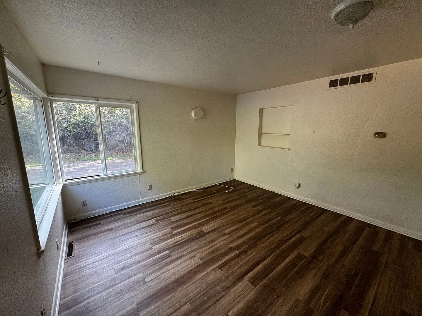 4-Bedroom Plus Bonus Rooms Bremerton Home — Photo 3