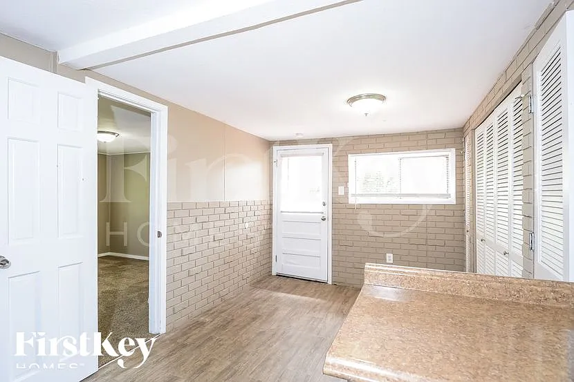 3 bed, 1.0 bath, 1008 sqft, $1,685 — Photo 4