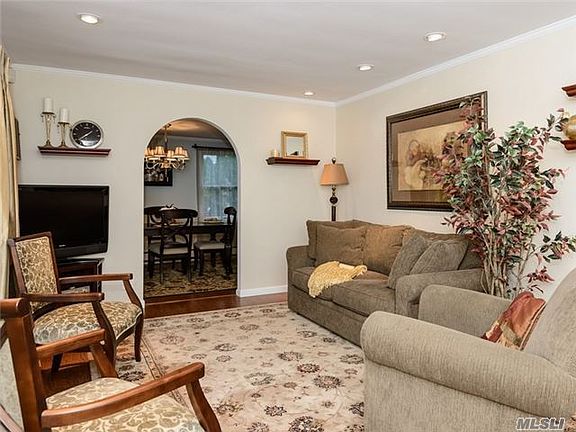 4th image of 36 Asbury Ave E