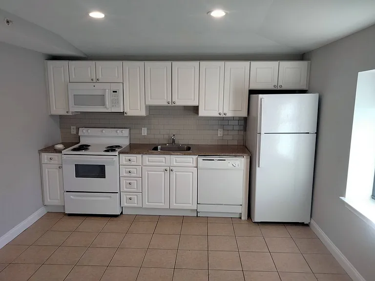 36 Imlay St #C — Photo 1