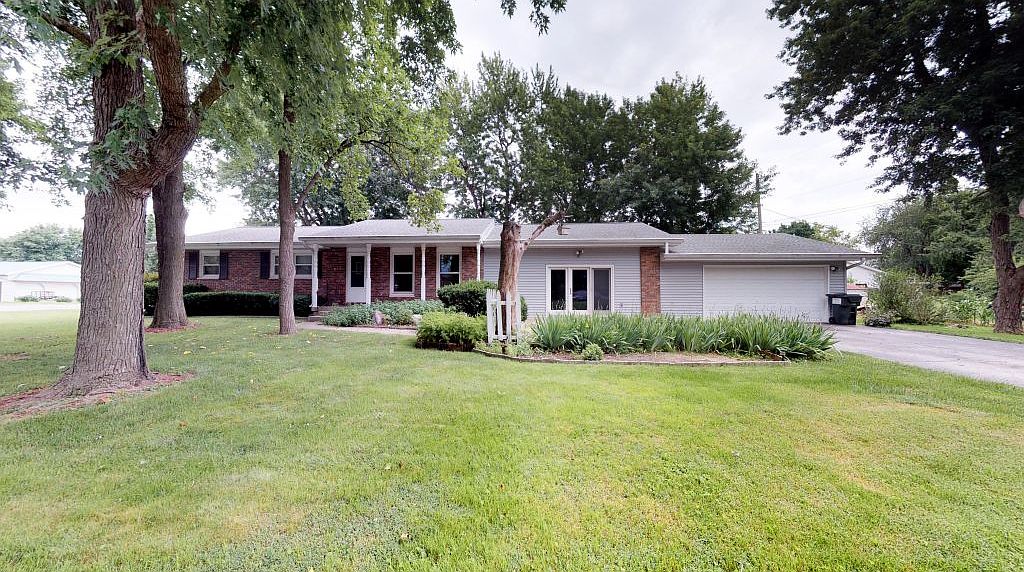 114 S Foster St, Illiopolis, IL 62539 Zillow