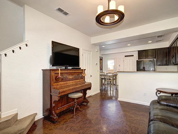3rd image of 836 Bronze Ln