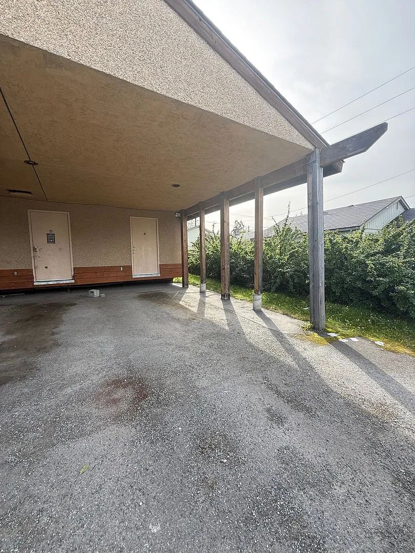 1008 E 9th - SG50/50 — Photo 2