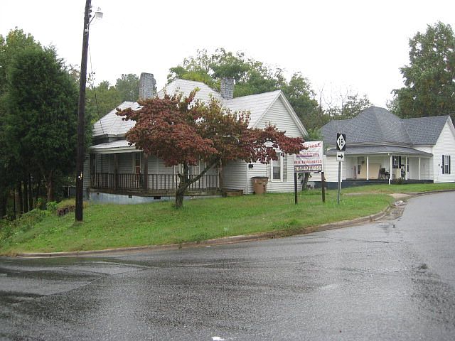 2nd image of 130 Pine St