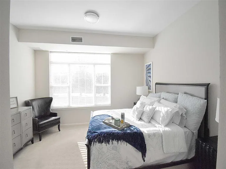 Oaks of Shorewood Apartments — Photo 7