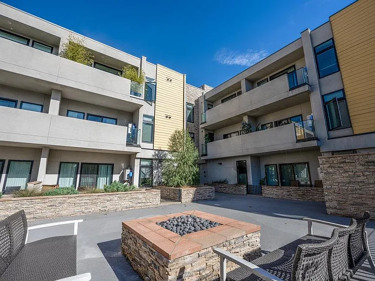 Glenoaks Residences — Photo 24