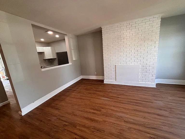 100 E 9th St SW — Photo 13