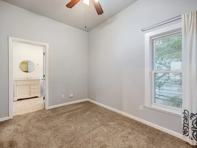 primary bedroom-en suite
